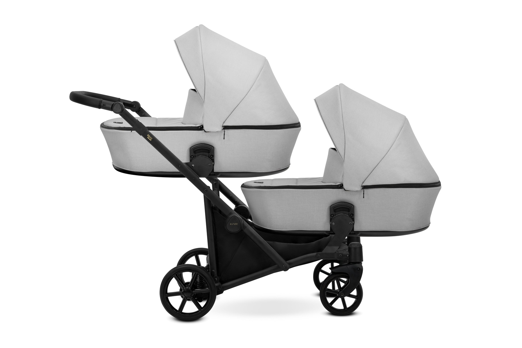 Ein hellgrauer Geschwisterwagen mit zwei Kinderwagenaufsätzen auf weißem Grund.