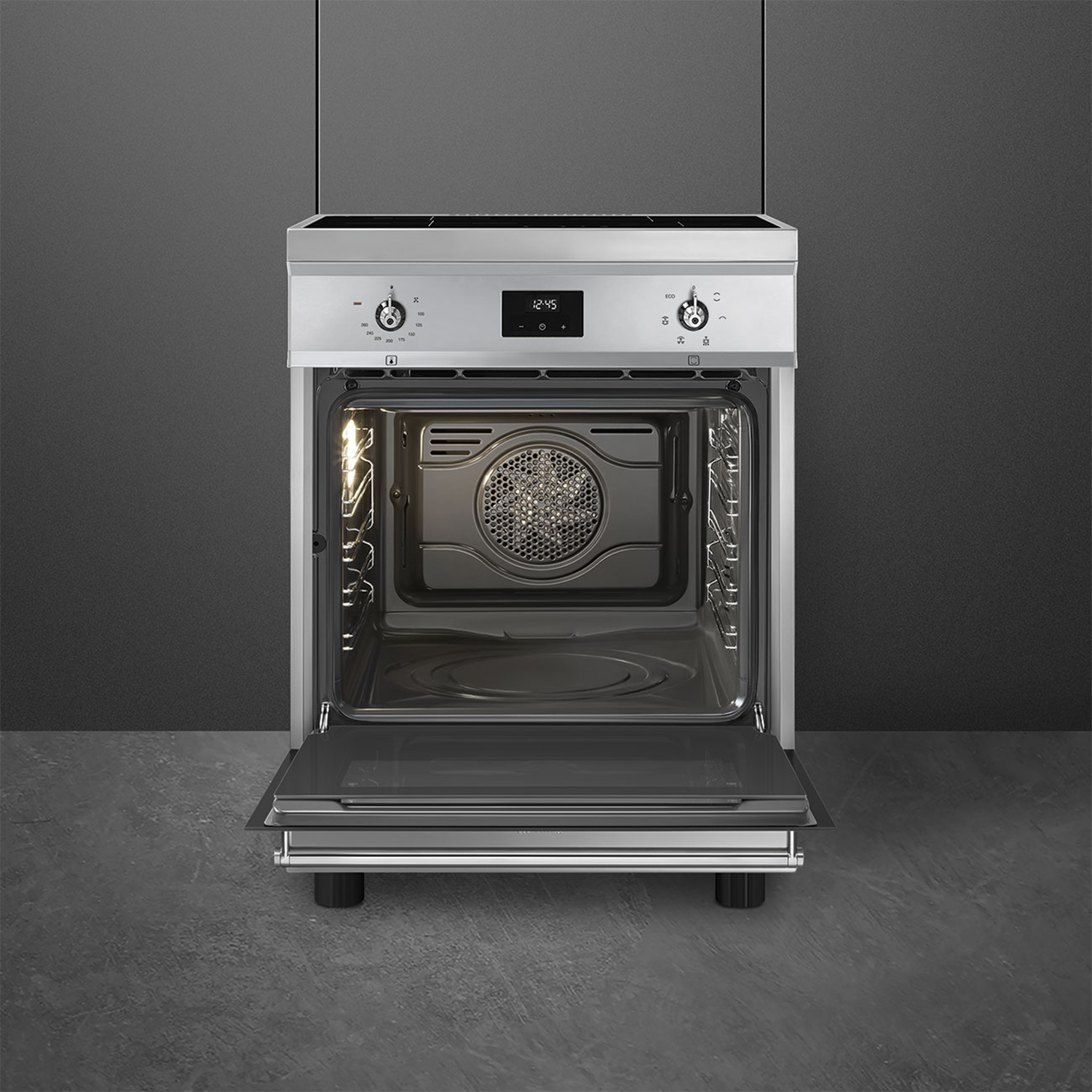 Un forno in acciaio inox con la porta aperta, che mostra l'interno e un orologio digitale che segna le 12:45.