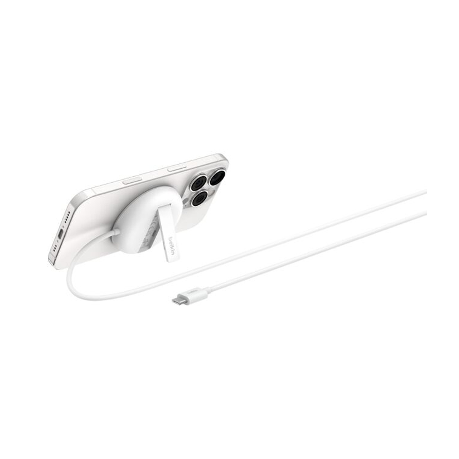 iPhone bianco con caricatore magnetico e cavo USB-C su sfondo bianco.