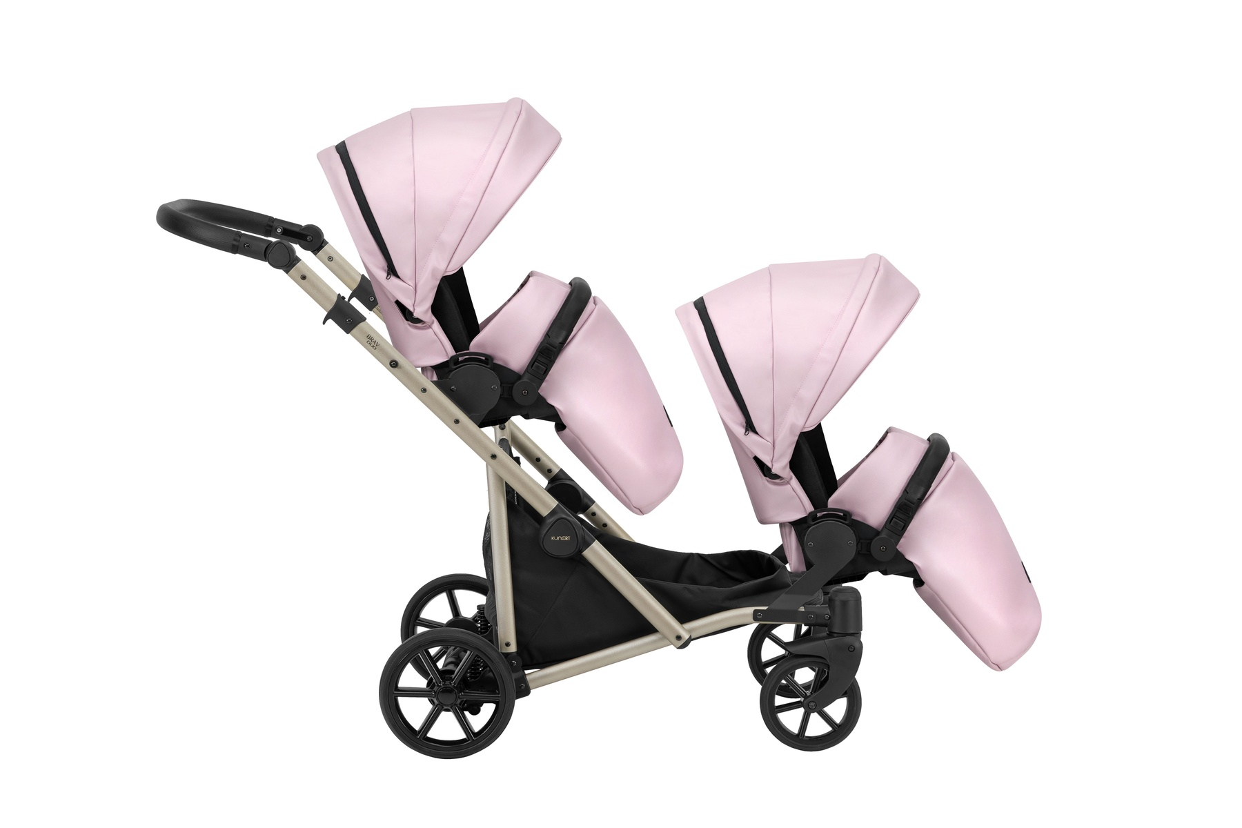 Ein pinker Geschwisterwagen mit silbernem Rahmen und schwarzen Rädern auf weißem Grund.