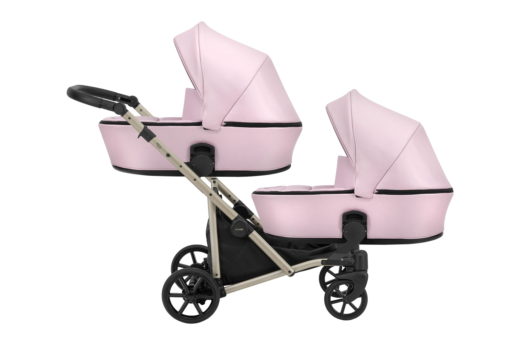 Seitenansicht eines Zwillingskinderwagens mit zwei rosa Babywannen, einem beigen Gestell und schwarzen Rädern auf weißem Hintergrund.