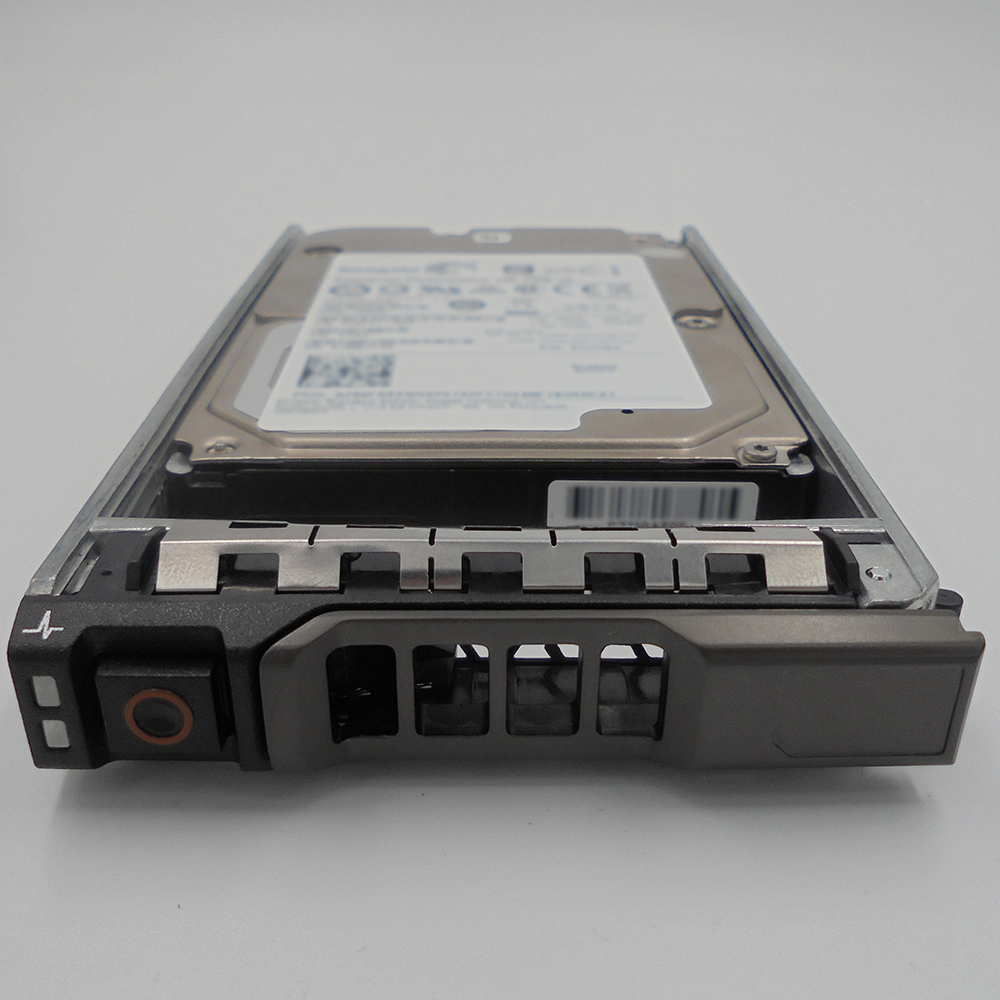Un controller per hard disk da 3,5 pollici argento e grigio con un pulsante arancione.