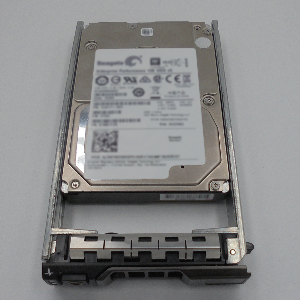 Un controller per hard disk argentato con connettore nero.