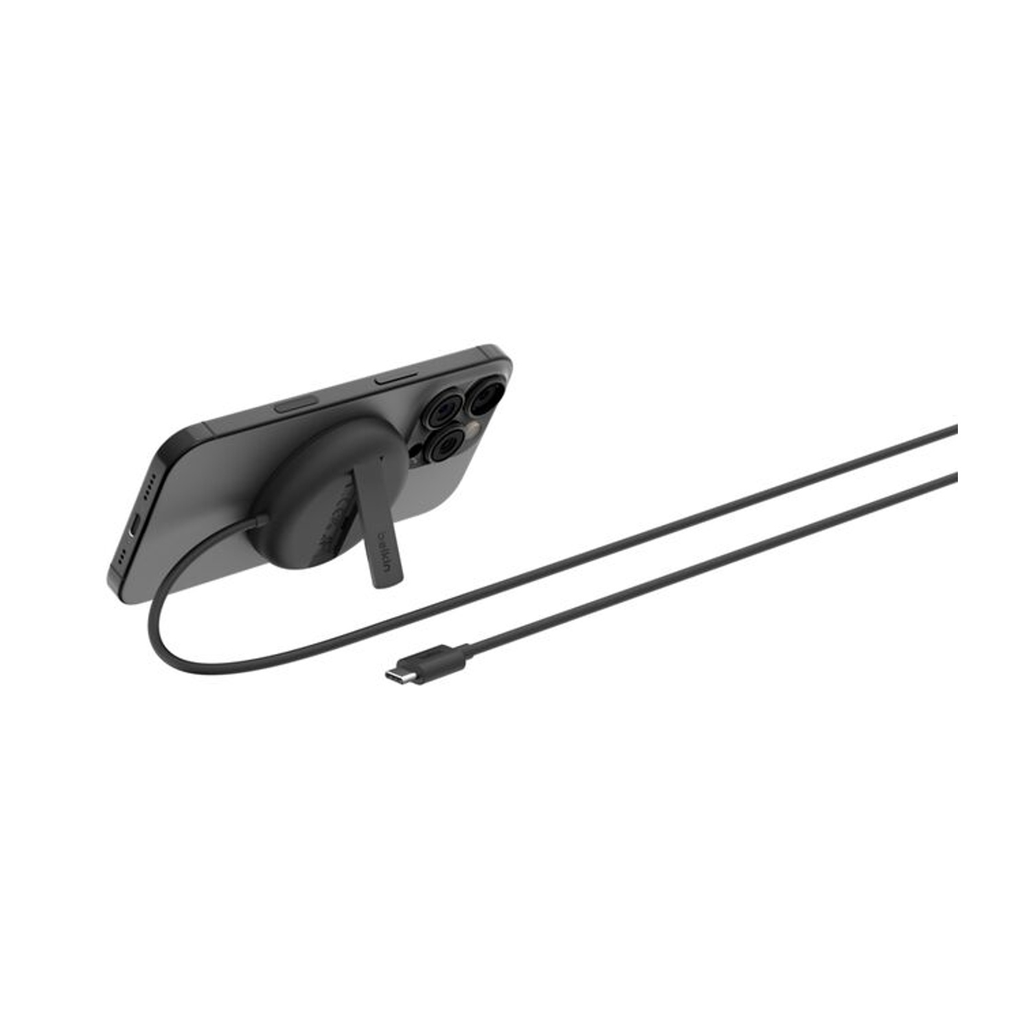 Ein schwarzes iPhone mit einem runden Ladegerät auf der Rückseite, verbunden mit einem USB-C-Kabel.