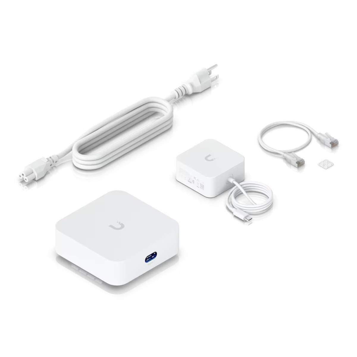 Drie witte elektronische apparaten met kabels en een kleine simkaart-tool op een witte achtergrond.