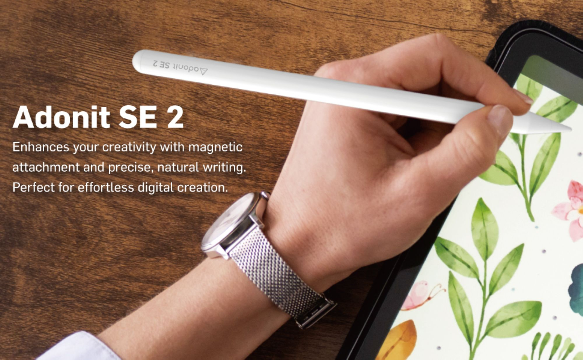 Una mano usa uno stilo bianco su un tablet con motivo floreale.