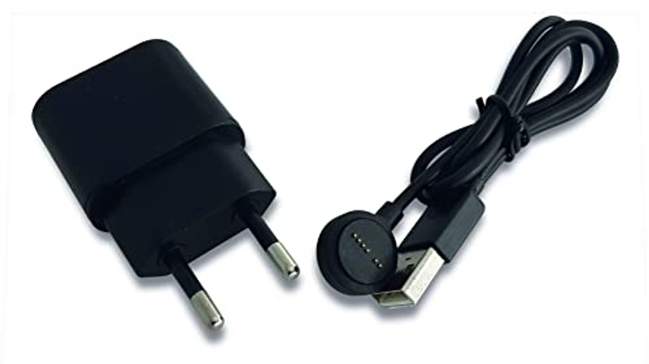 Un adattatore di corrente europeo nero e un cavo di ricarica USB nero con connettore magnetico.