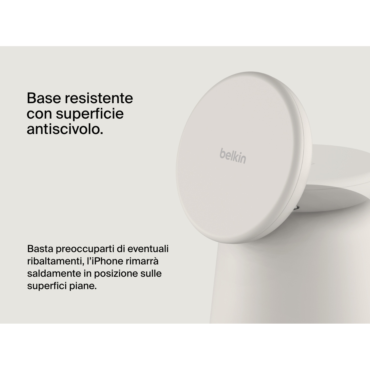 Un supporto Belkin bianco con base antiscivolo per un iPhone.
