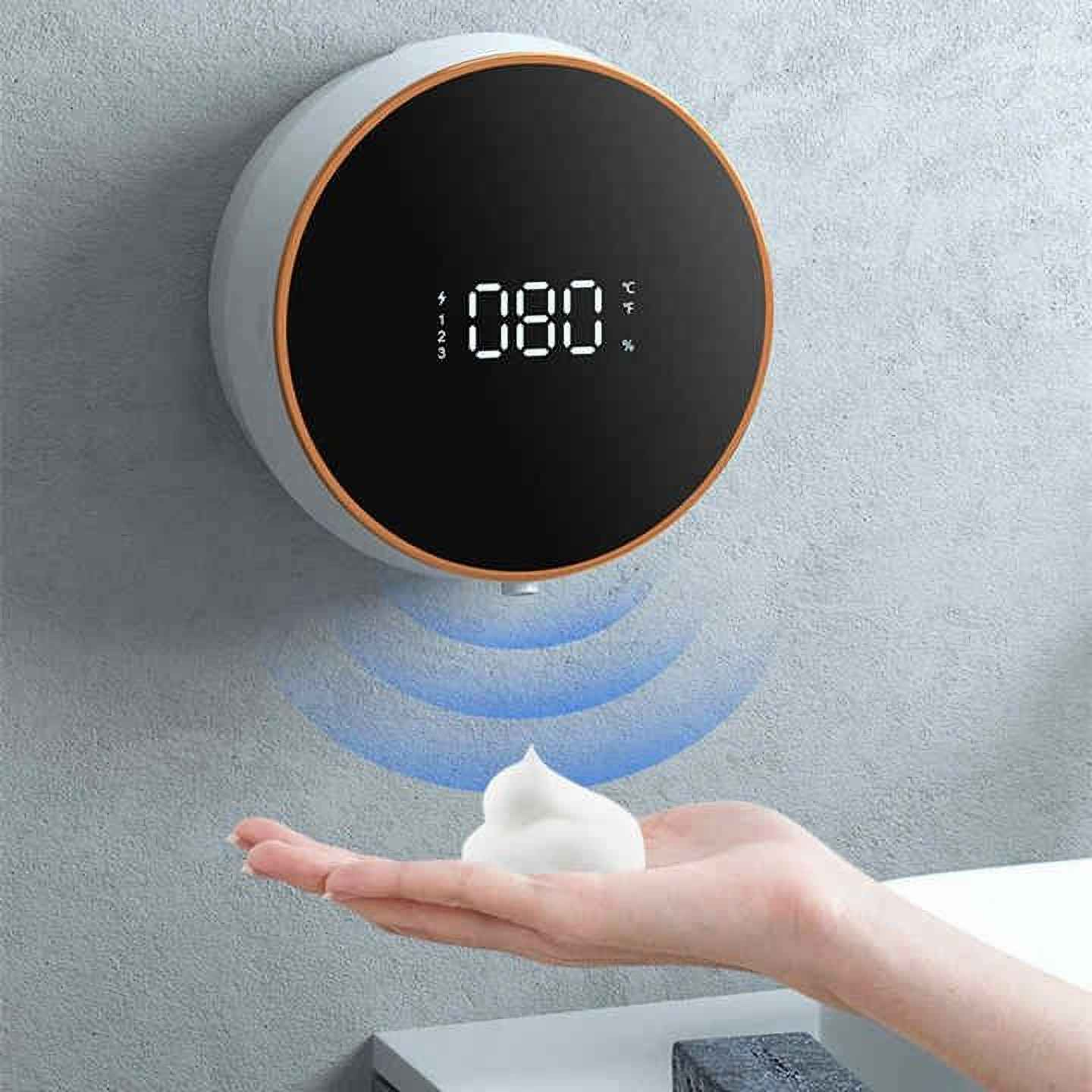 Automatischer Seifenspender mit Digitalanzeige, der Schaum auf eine offene Hand gibt.