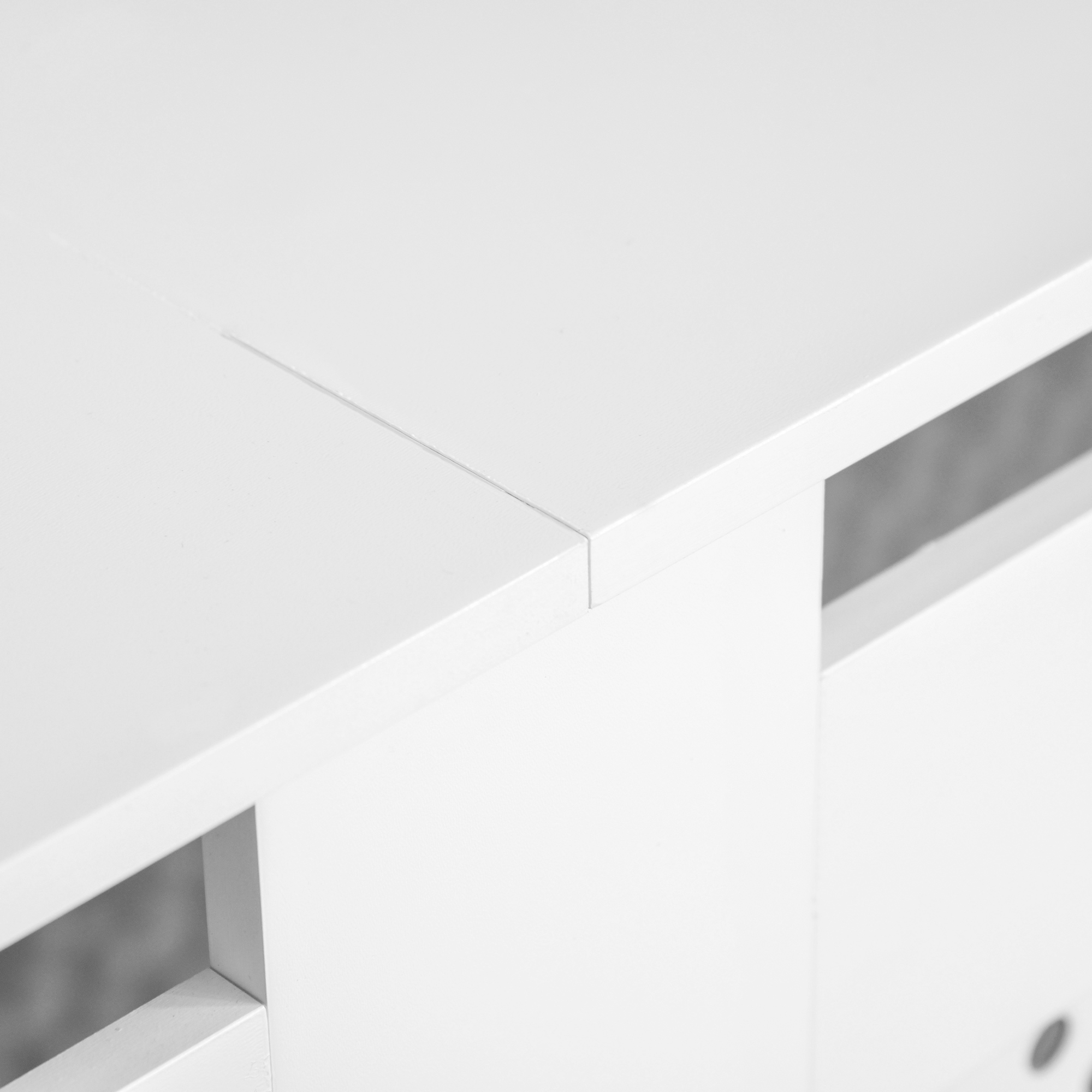 Primo piano di una superficie bianca con cucitura, che mostra texture e profondità. Design minimalista.
