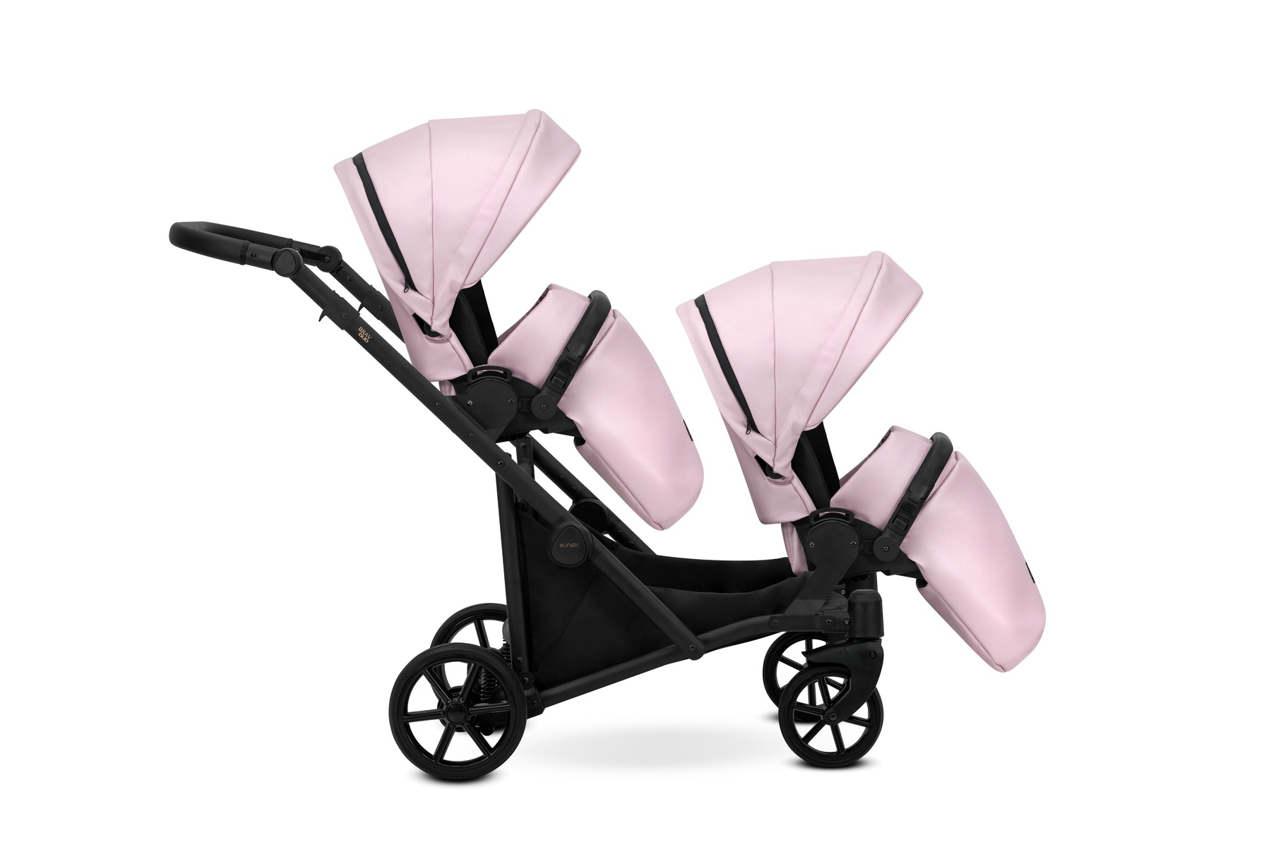 Ein pinker Zwillingskinderwagen mit schwarzem Rahmen und Rädern ist vor weißem Hintergrund abgebildet.