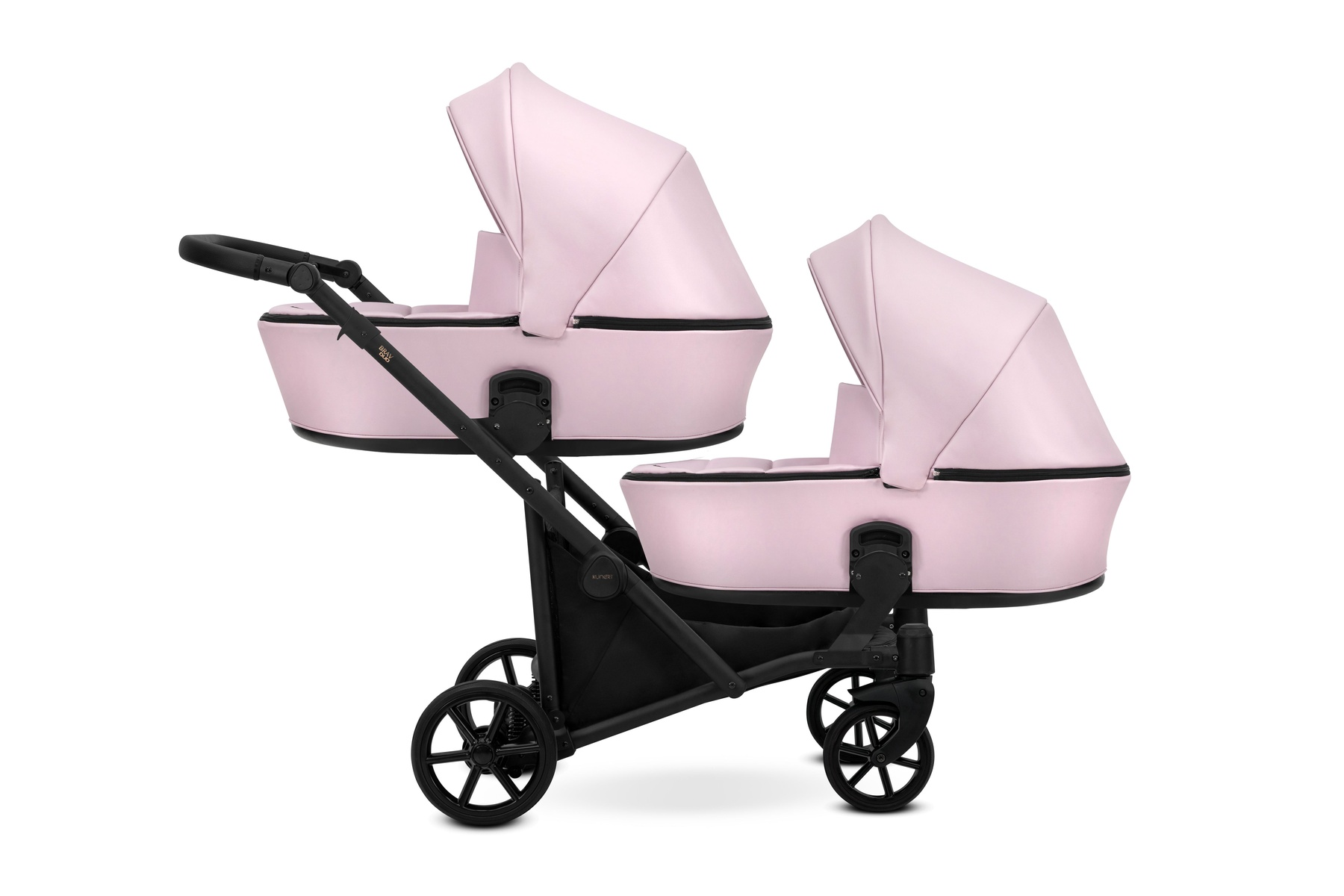 Ein pinker Zwillingskinderwagen mit schwarzem Gestell und Rädern, auf weißem Hintergrund.