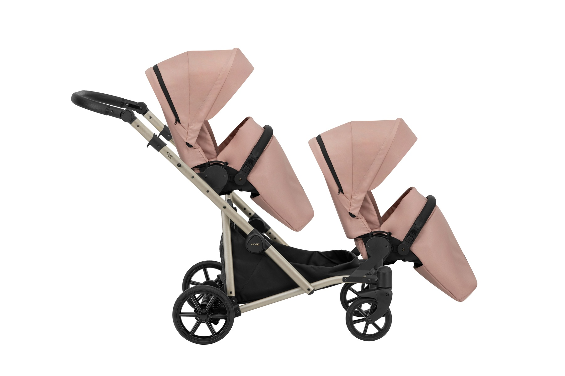 Ein pinker Geschwisterwagen mit schwarzen Rädern und Griff, vor weißem Hintergrund.