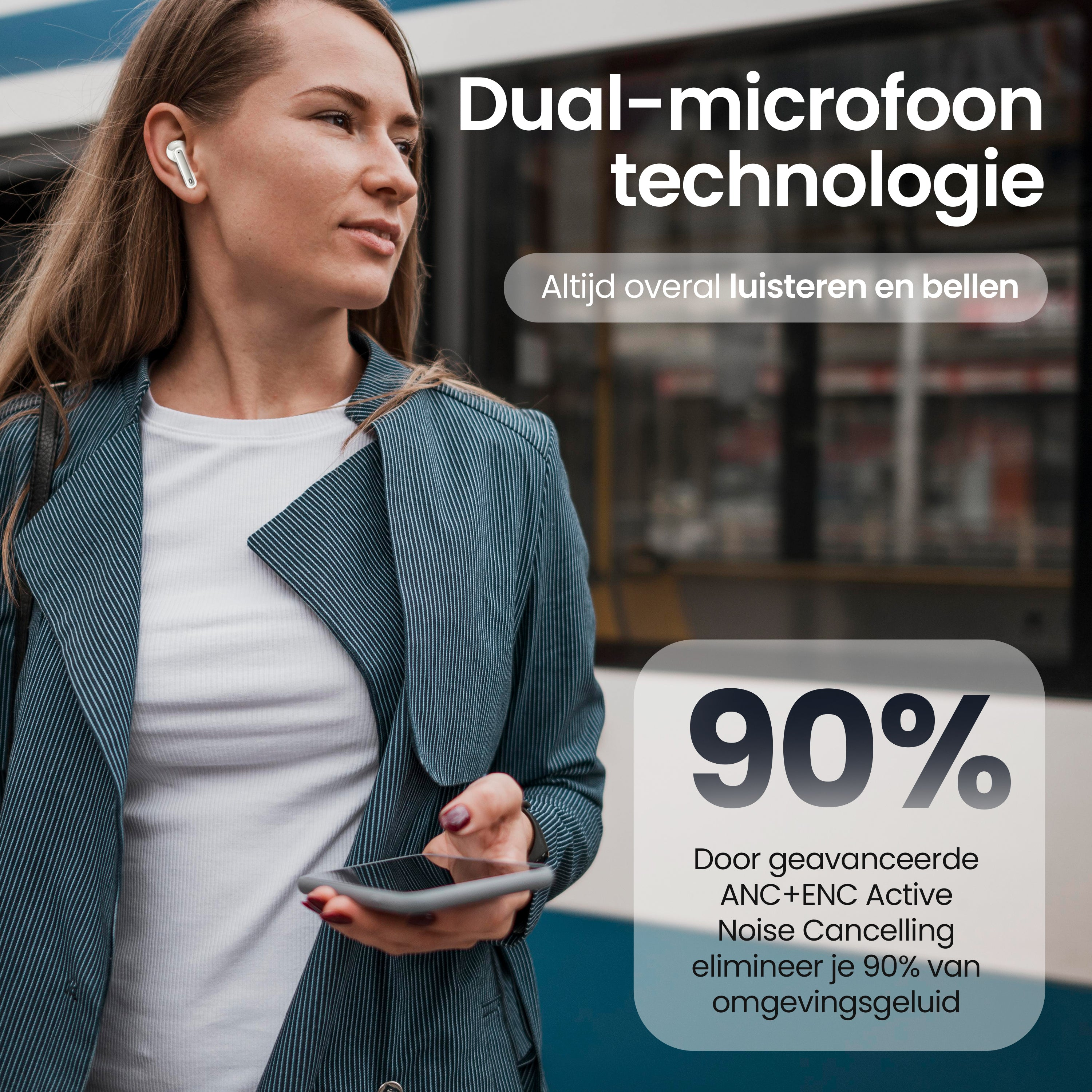 Vrouw met witte oordopjes en telefoon voor bus met tekst.