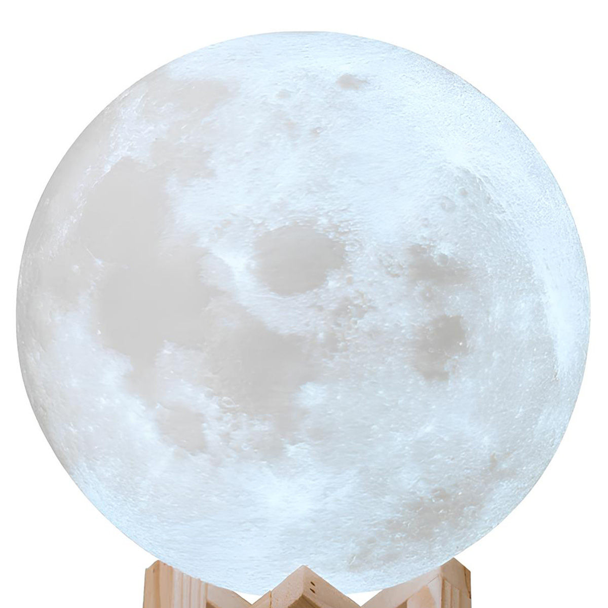 Eine leuchtende Mondlampe mit texturierter Oberfläche steht auf einem Holzständer vor weißem Hintergrund.