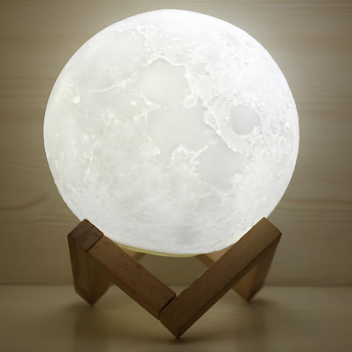 Eine weiße Mondlampe mit Kratern steht auf einem Holzständer vor einer holzgetäfelten Rückwand.
