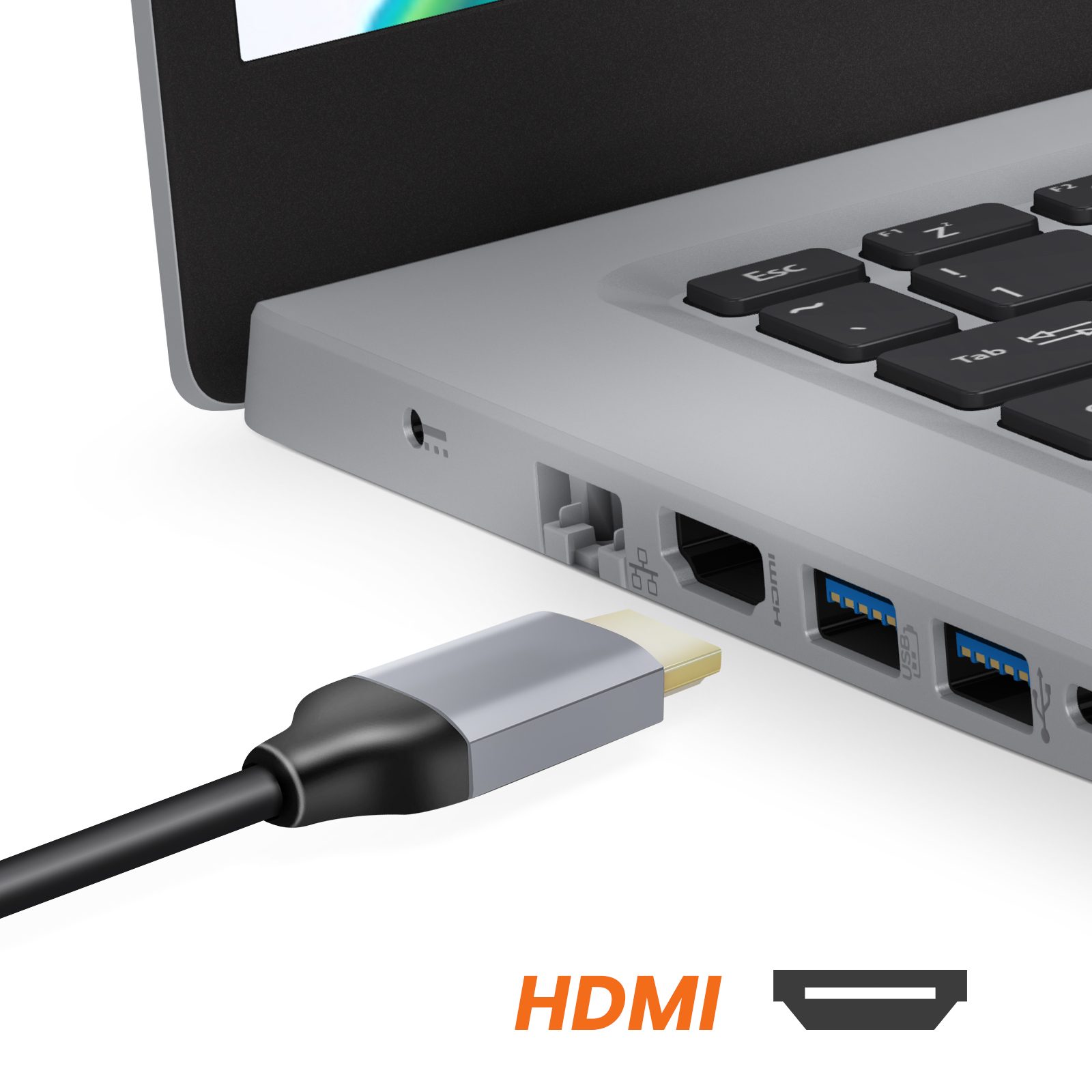 Un cable HDMI se conecta a un portátil. Vista de cerca.