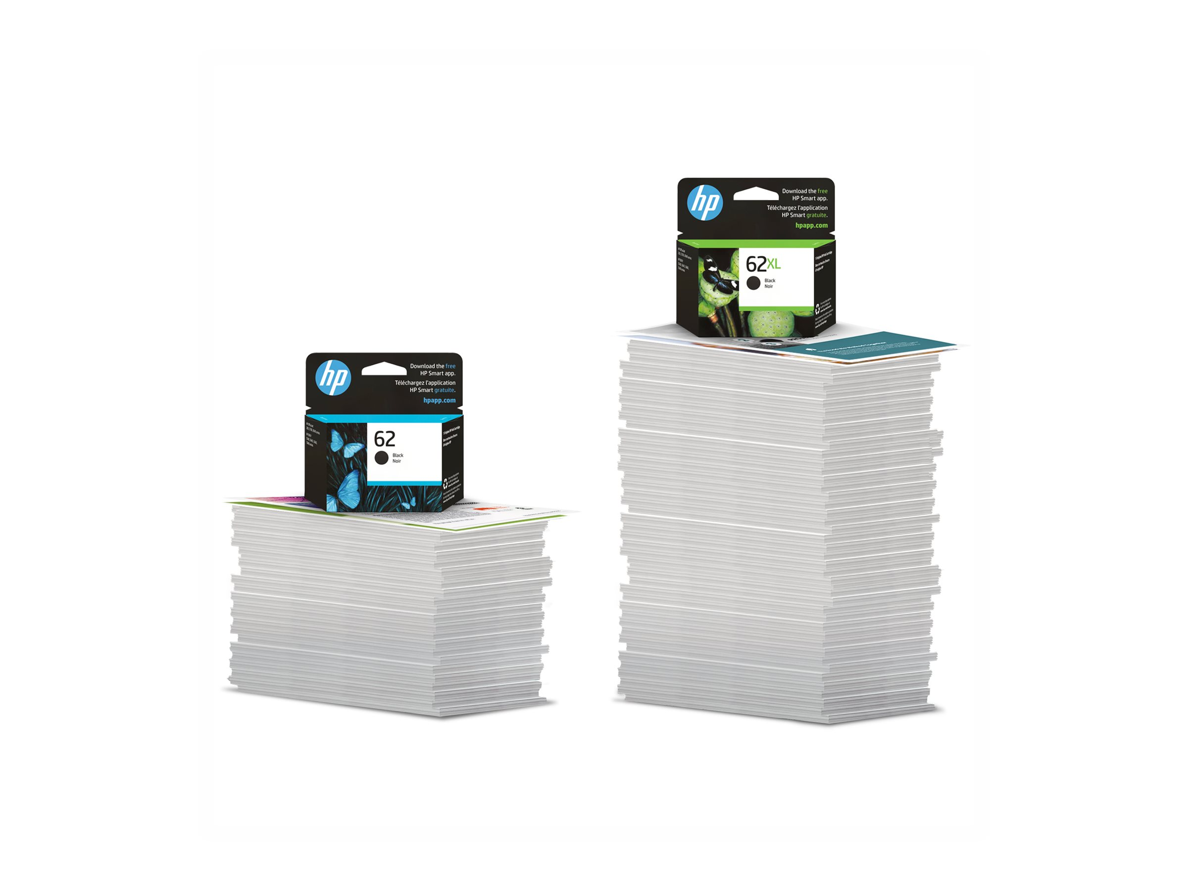 Due cartucce d'inchiostro HP su pile di carta. A sinistra HP 62 con farfalle, a destra HP 62XL con pianta.