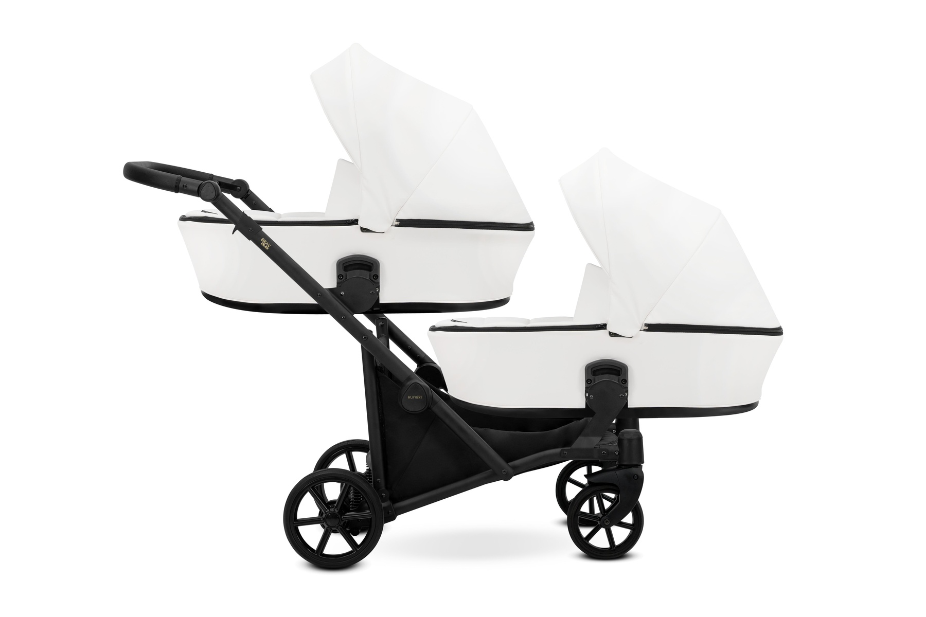 Ein weißer Zwillingskinderwagen mit schwarzem Gestell und Rädern.