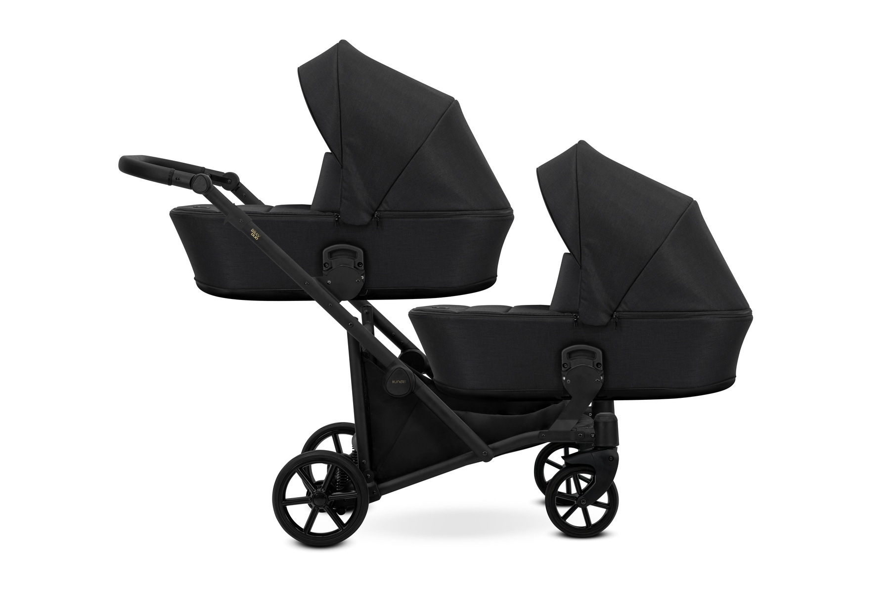 Ein schwarzer Geschwisterwagen mit zwei Kinderwagenaufsätzen, vor weißem Hintergrund.