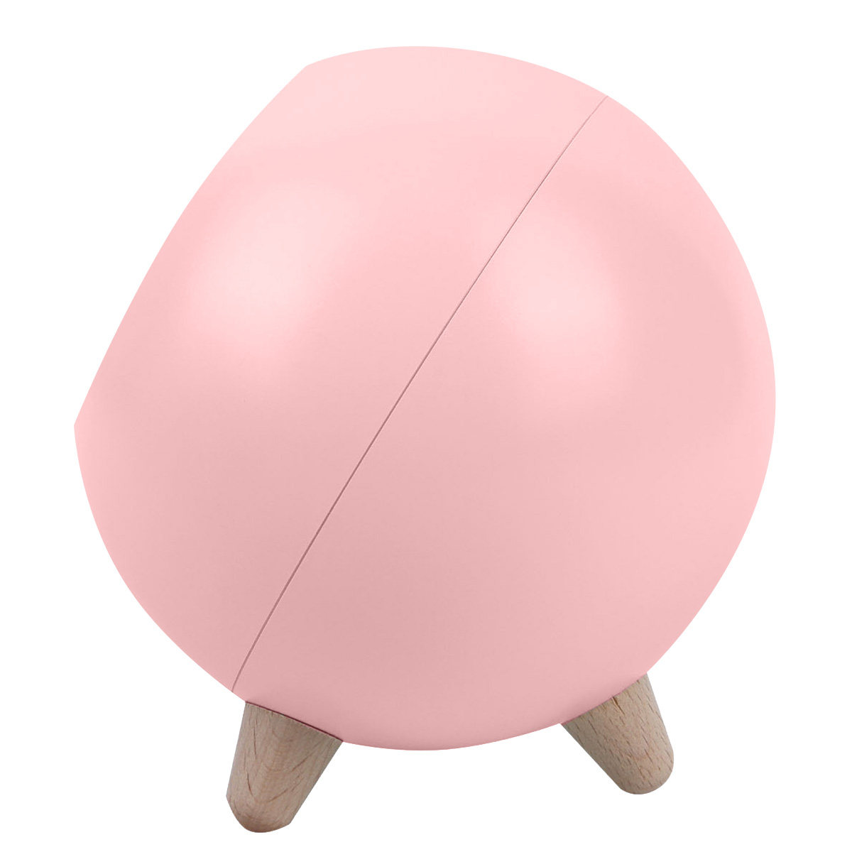 Ein rosa, kugelförmiges Objekt mit einer Naht in der Mitte, das auf drei Holzbeinen steht.
