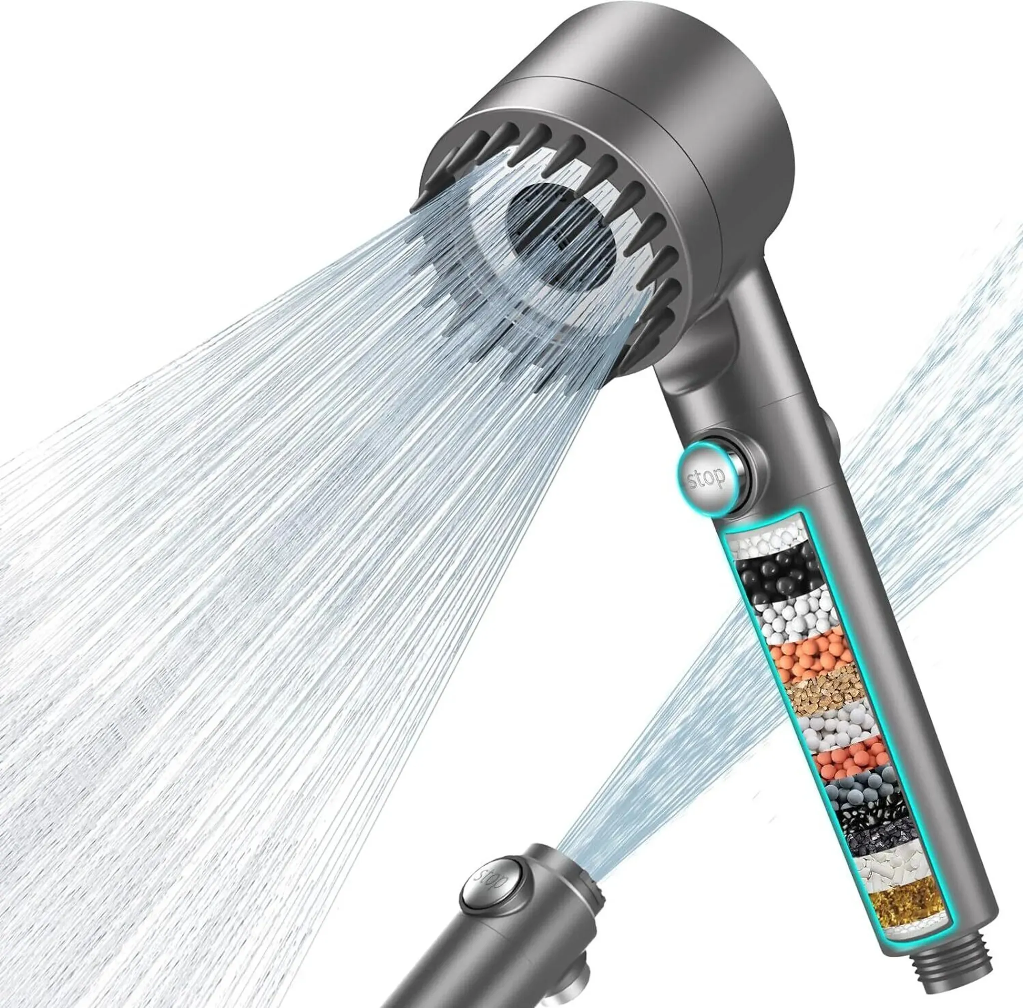 Ein grauer Duschkopf sprüht Wasser. Ein Schnitt zeigt Schichten von Filtereinsätzen.