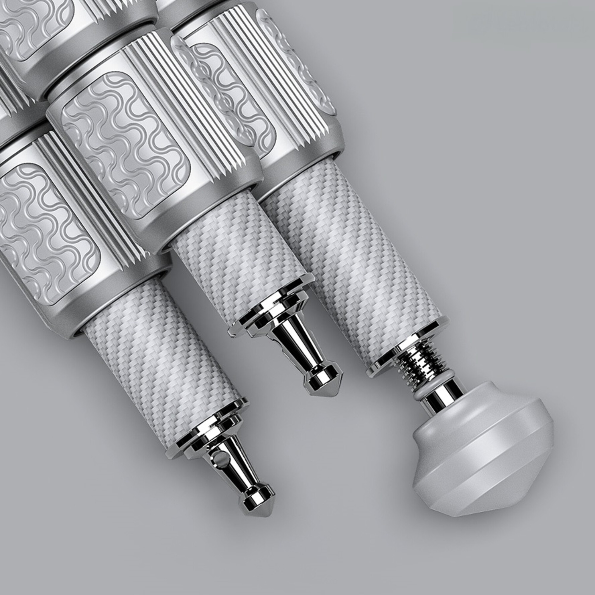 Nahaufnahme von silbernen mechanischen Komponenten mit weißer Gewebestruktur und Mustern.