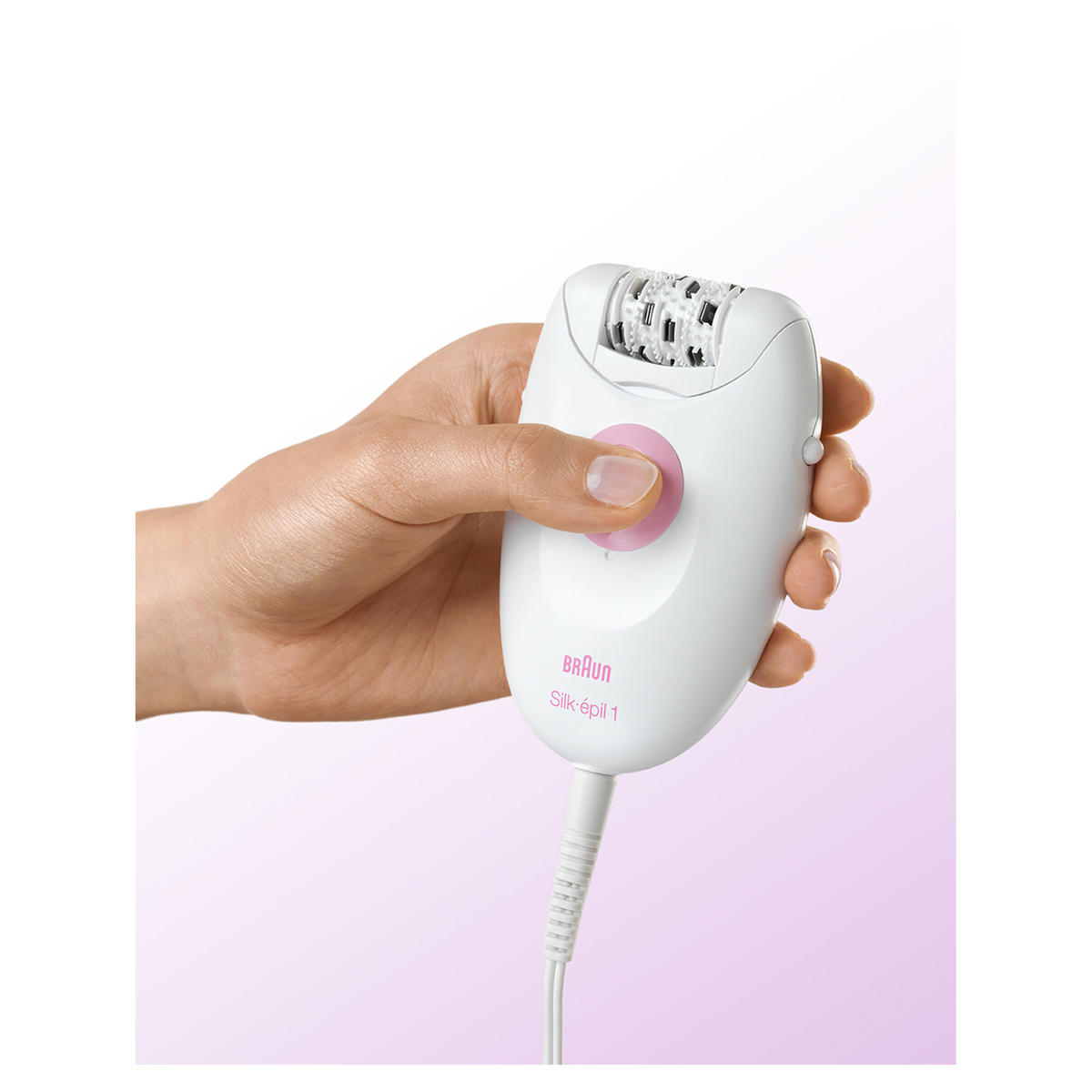 Bir el, pembe düğmeli ve gümüş cımbızlı beyaz bir Braun Silk-épil 1 epilatör tutuyor.