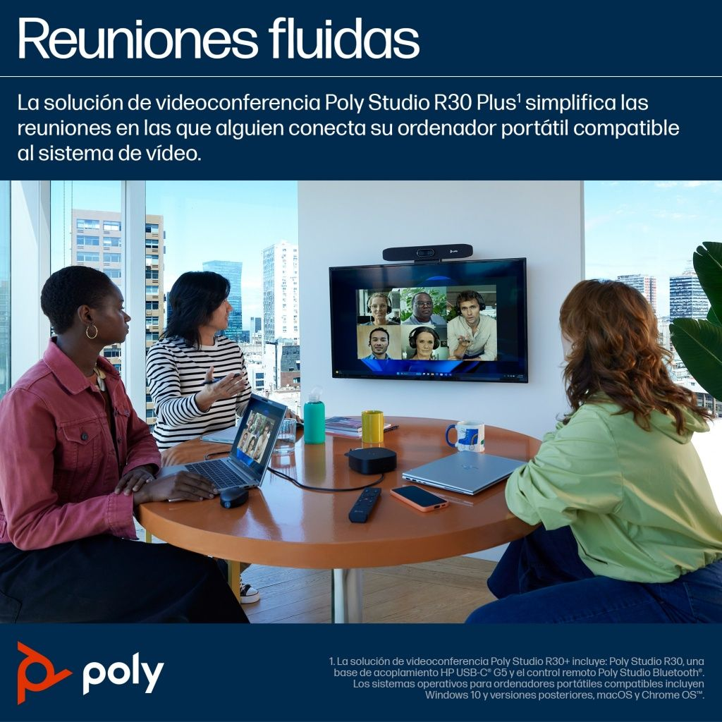 Tres personas en una oficina moderna participan en una videoconferencia en una pantalla grande.
