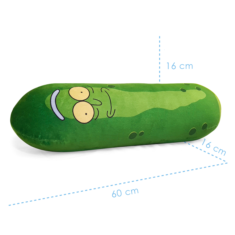 Ein grünes Kissen in Gurkenform mit Cartoon-Gesicht, 60x16x16 cm.