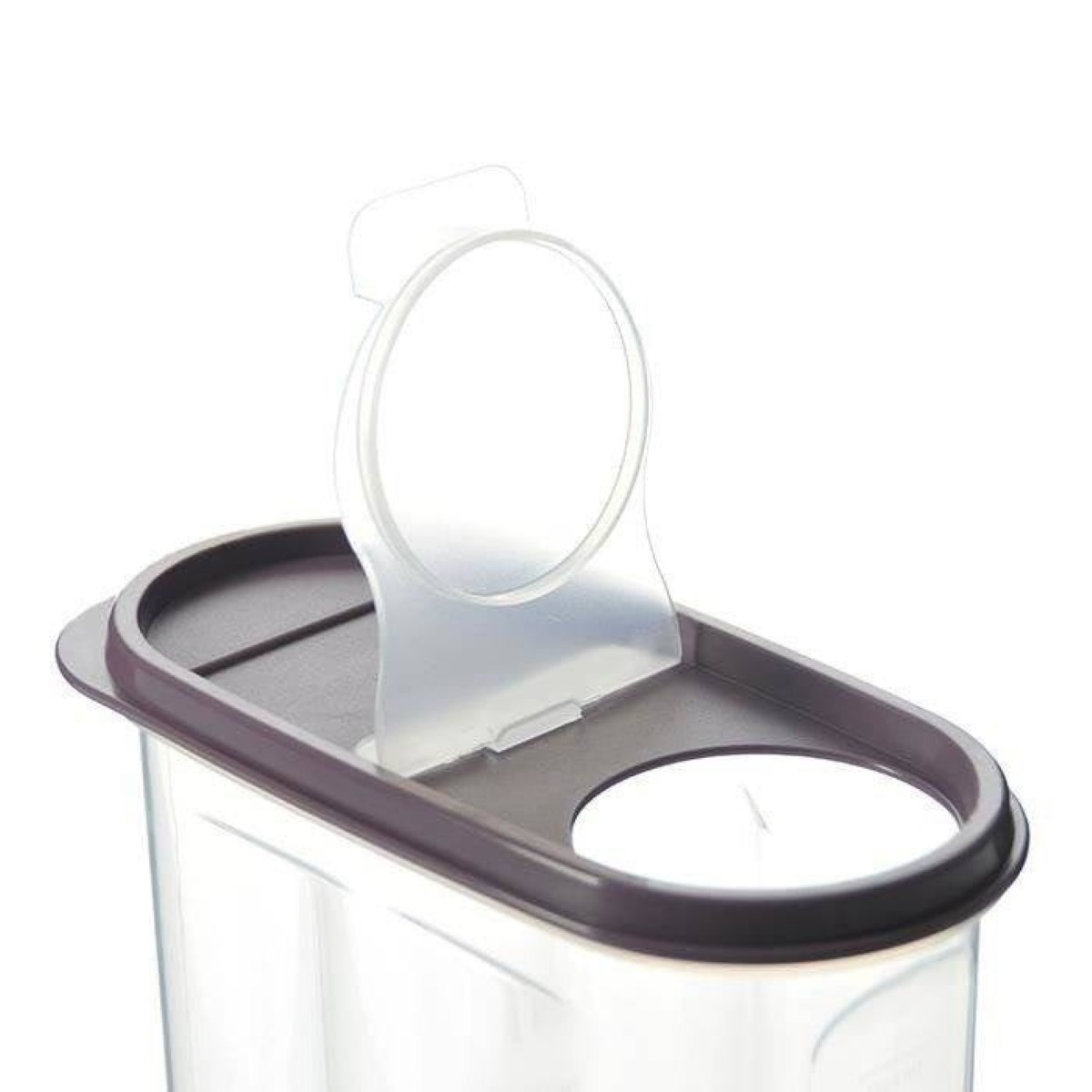 Primer plano de un recipiente de plástico transparente con tapa gris oscuro y abertura abatible transparente.