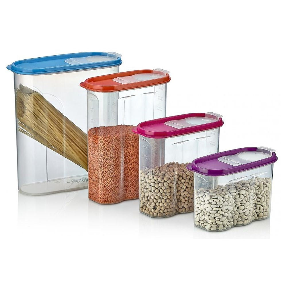 Cuatro recipientes de plástico transparente con tapas de colores: azul, naranja, rosa y morado. Contienen espaguetis, lentejas, garbanzos y frijoles.