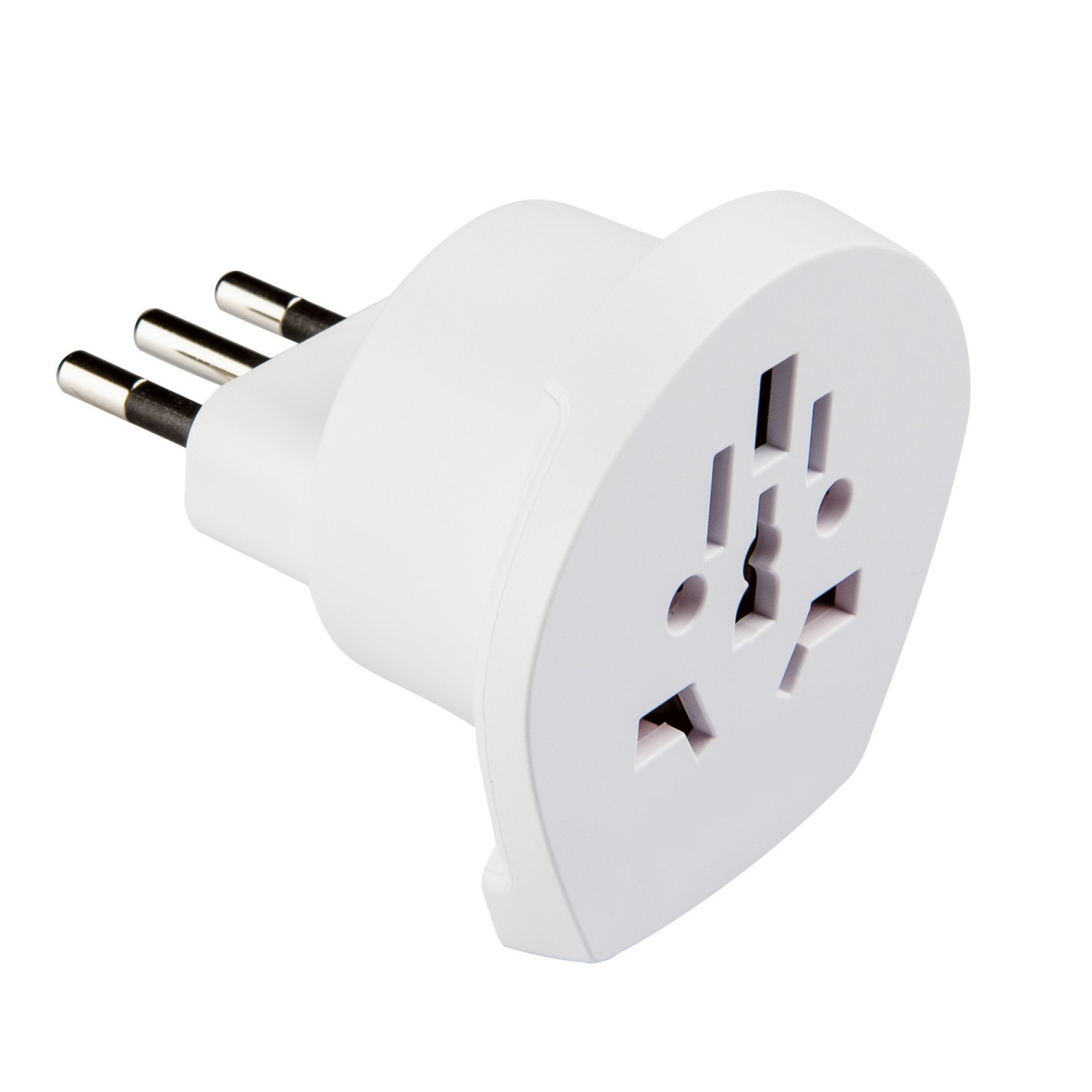 Ein weißer Reiseadapter mit drei Pins auf der linken Seite und mehreren Steckdosen auf der rechten.