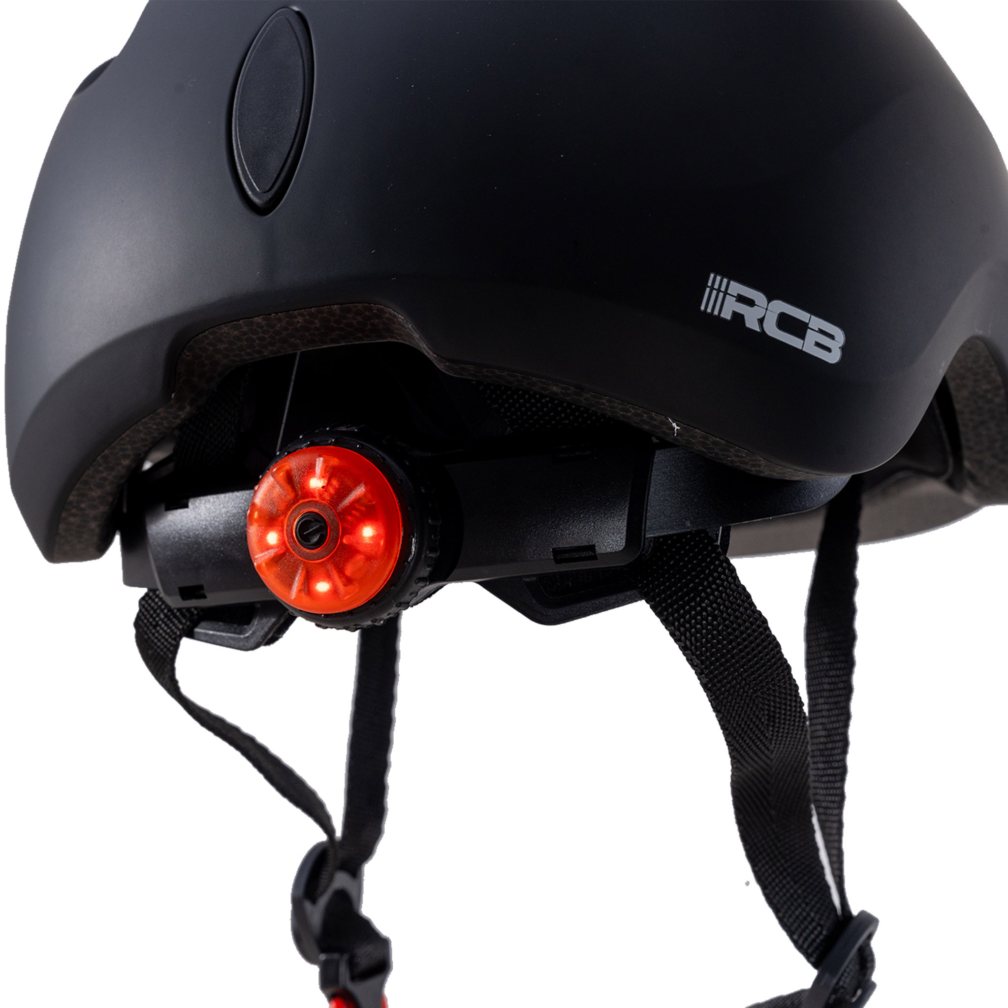 Schwarzer Helm mit rotem Rücklicht und RCB-Logo.