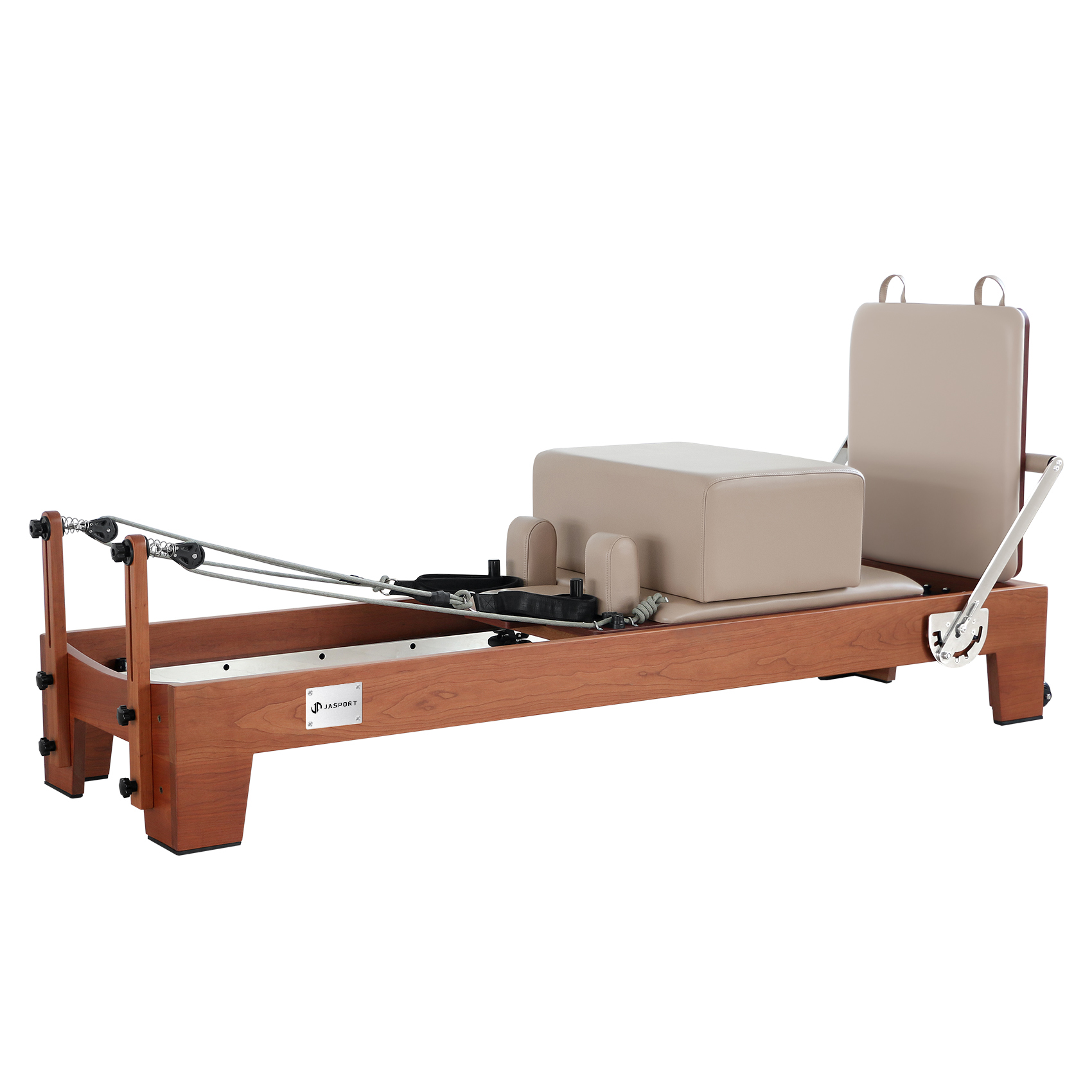 Reformer Pilates in legno con sedile imbottito beige, barra poggiapiedi e schienale. Molle e corde.