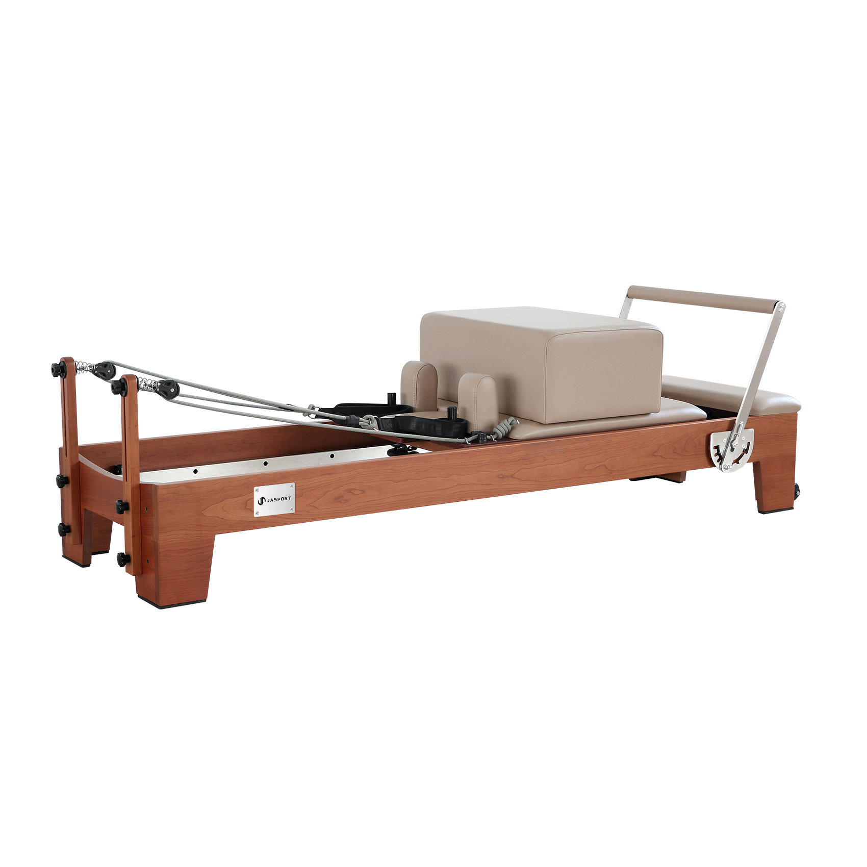 Un reformer pilates in legno con superficie imbottita beige, barra poggiapiedi e molle metalliche.