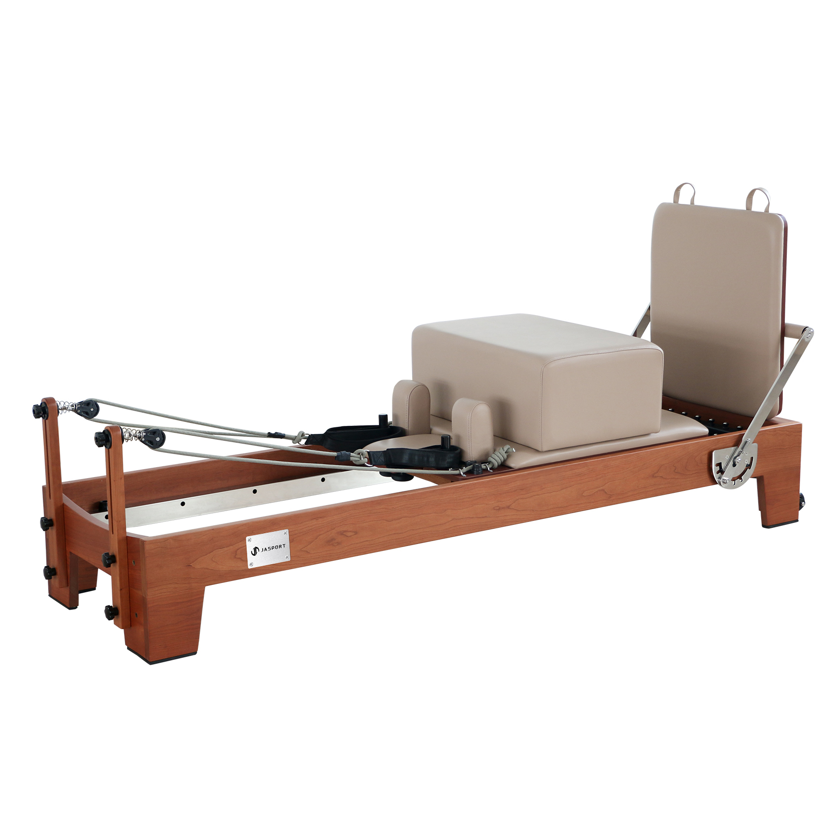 Un reformer Pilates in legno con imbottitura beige e accenti metallici.