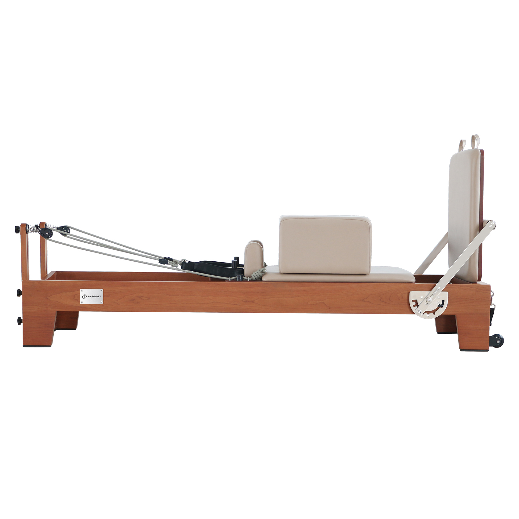 Un reformer Pilates in legno con imbottitura beige, corde e ruote.