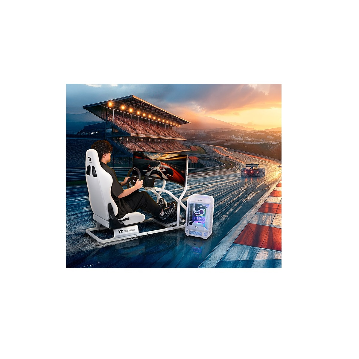 Man in witte race stoel aan het stuur, racecircuit met tribunes en auto's op achtergrond.