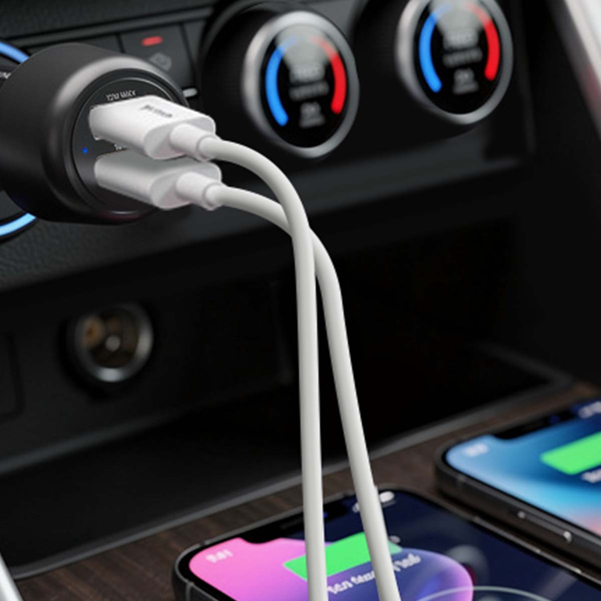 Due cavi USB bianchi si collegano a un caricabatterie per auto, con telefoni in carica sotto.