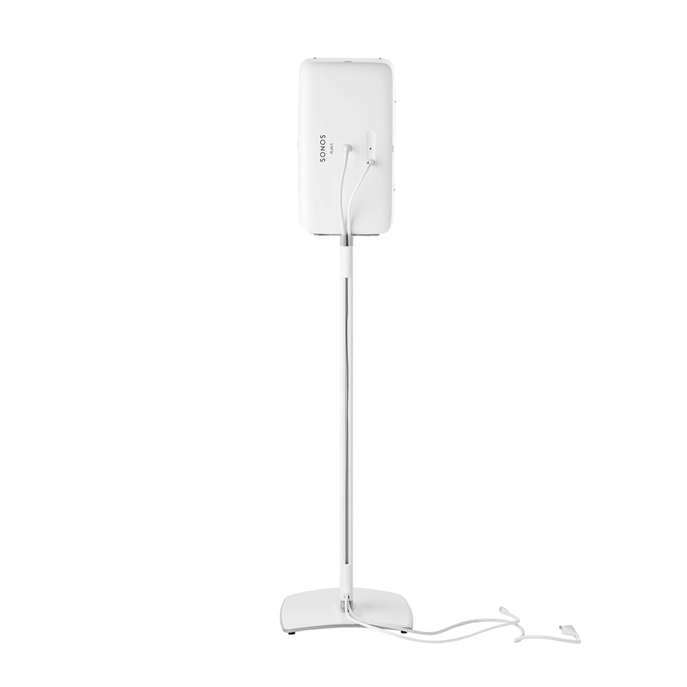 Een witte Sonos-luidspreker is gemonteerd op een witte standaard met aangesloten kabels.