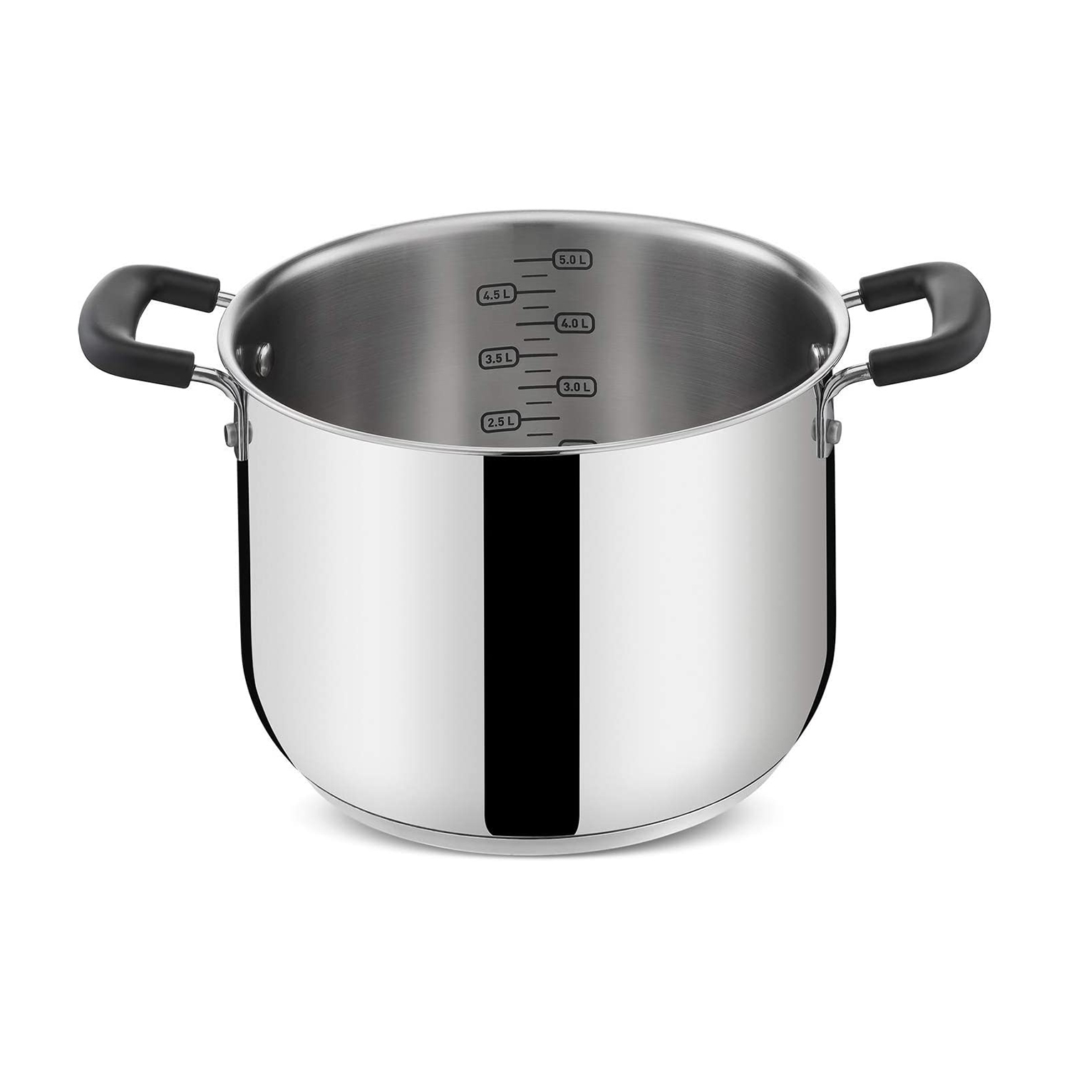 Una olla brillante de acero inoxidable con asas negras y marcas de volumen en el interior.