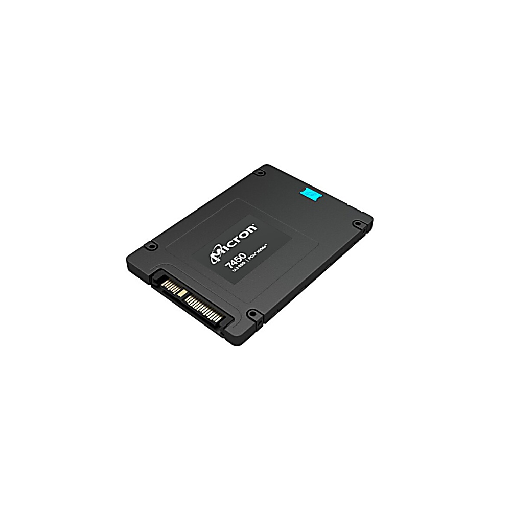 Un SSD Micron 7450 nero con connettore SATA su sfondo bianco.