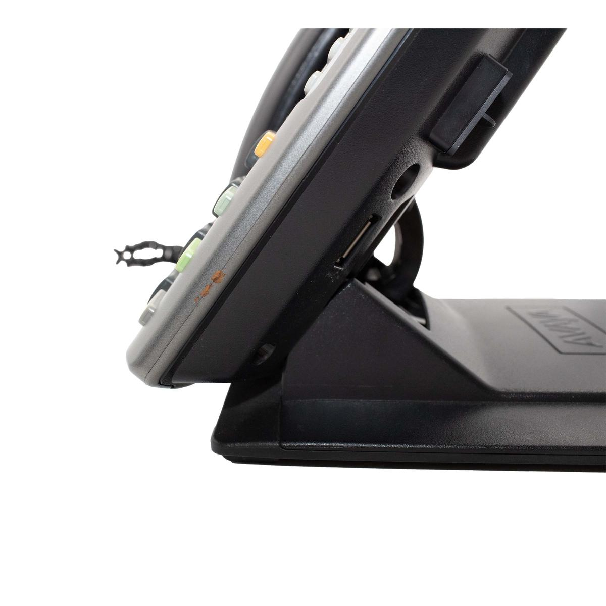 Primo piano di un telefono argentato con pulsanti neri su un supporto nero.