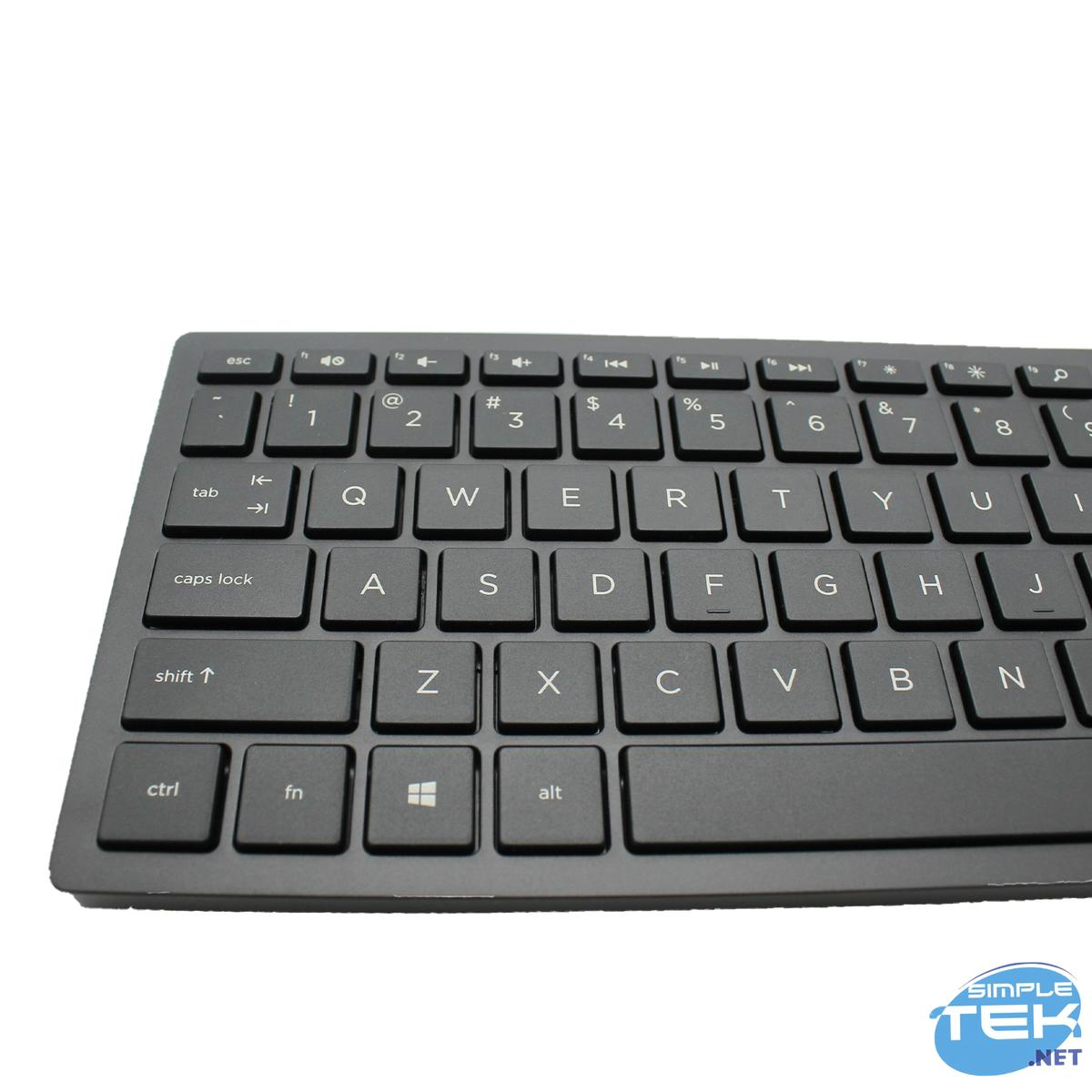 Una tastiera nera con layout QWERTY e scritte bianche. Un logo è in basso a destra.