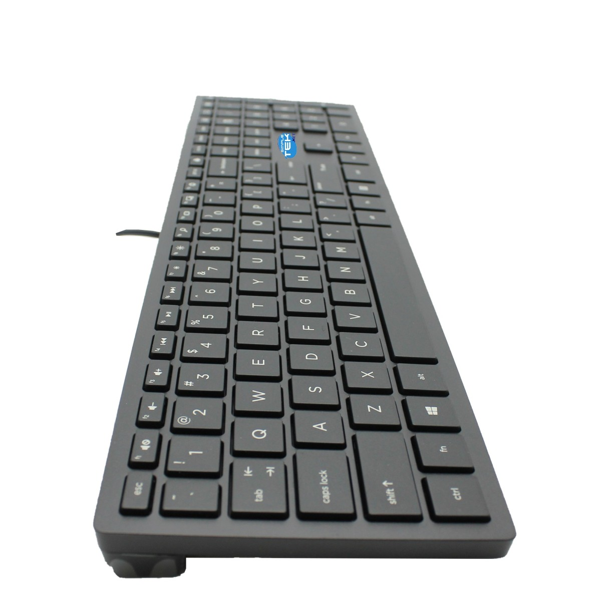 Tastiera per computer nera cablata, layout QWERTY standard, vista angolata.