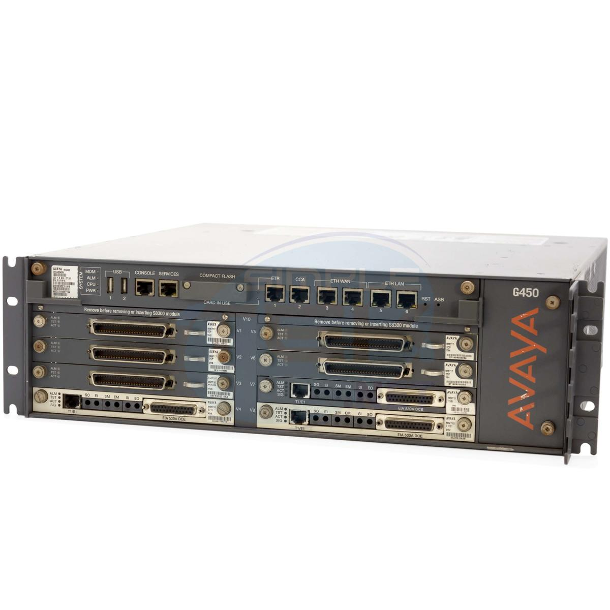 Sistema di comunicazione Avaya G450 con più moduli e porte, montato su rack.