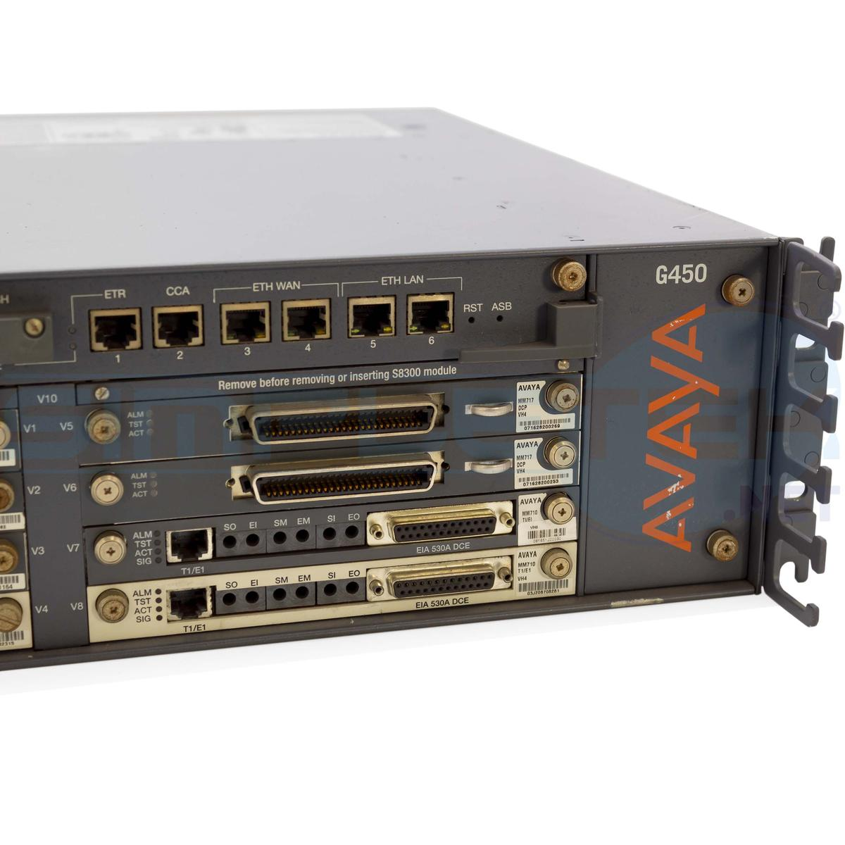 Unità Avaya G450 con più porte e connettori. Il pannello frontale mostra porte di rete e seriali.