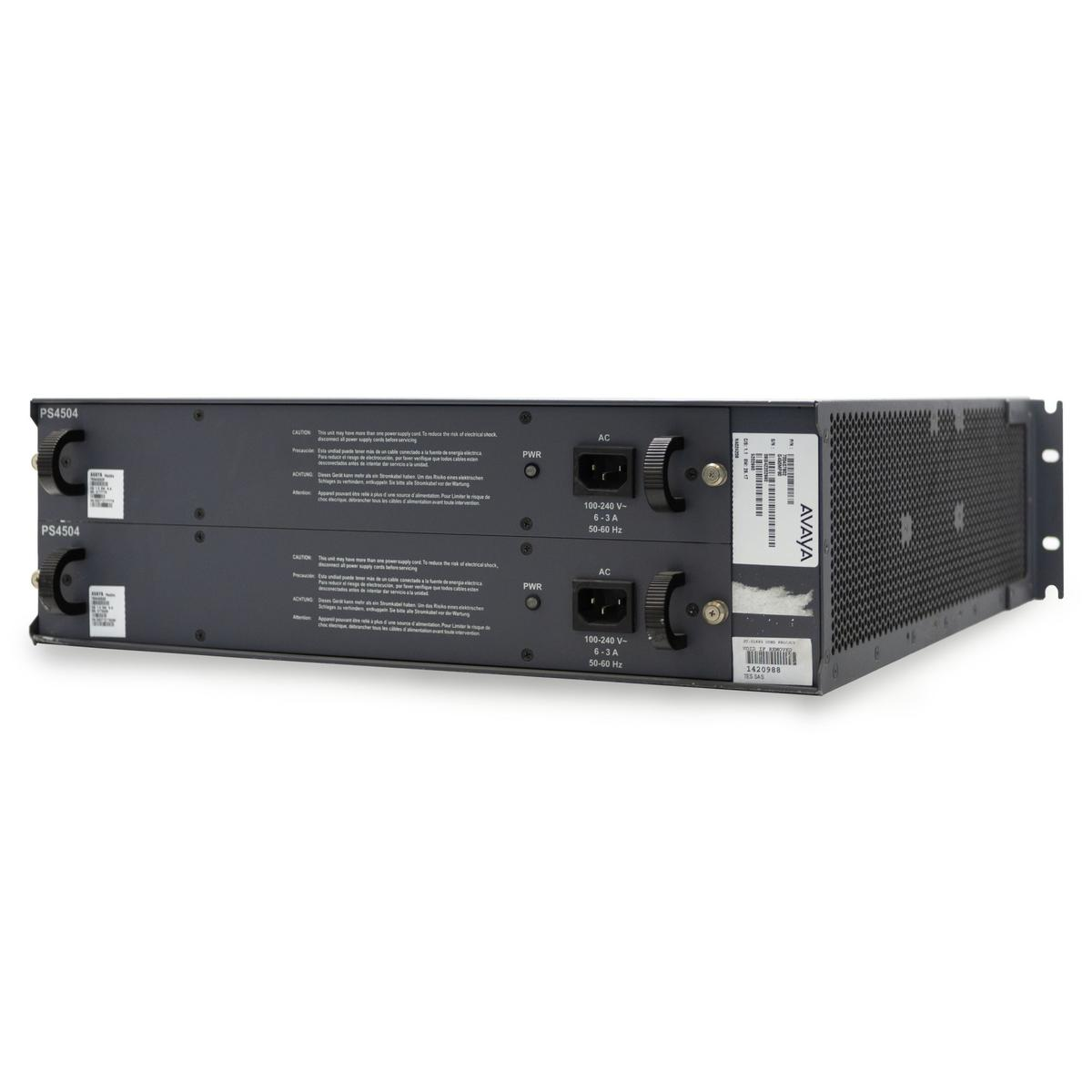 Due alimentatori Avaya PS4504 impilati. Entrambi neri con porte AC e PWR.