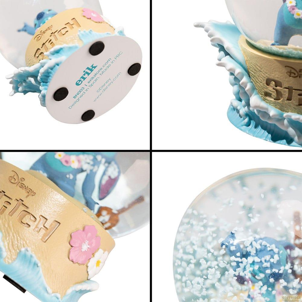 Stitch-Schneekugel mit blauen Wellen und Blumen auf einem hellbraunen Sockel.